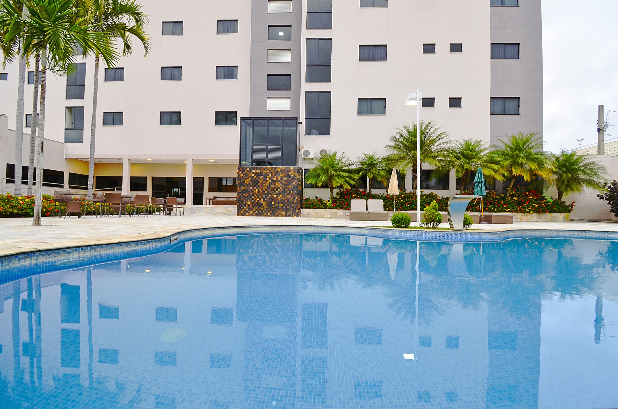Piscina e área de lazer do hotel